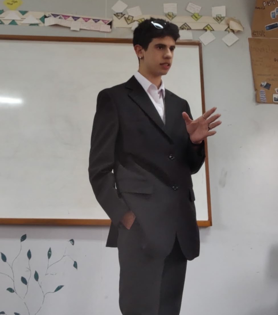 Marcelo da Silva en una fotografía frente al espejo con traje